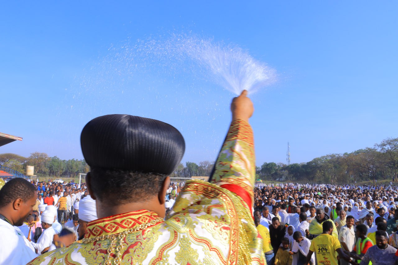“ባህርም አይታ ሸሸች : ዮርዳኖስም ወደ ኋላው ተመለሰ : ተራሮች እንደ ኮርማዎች ዘለሉ” መዝ 113 ፥ 3